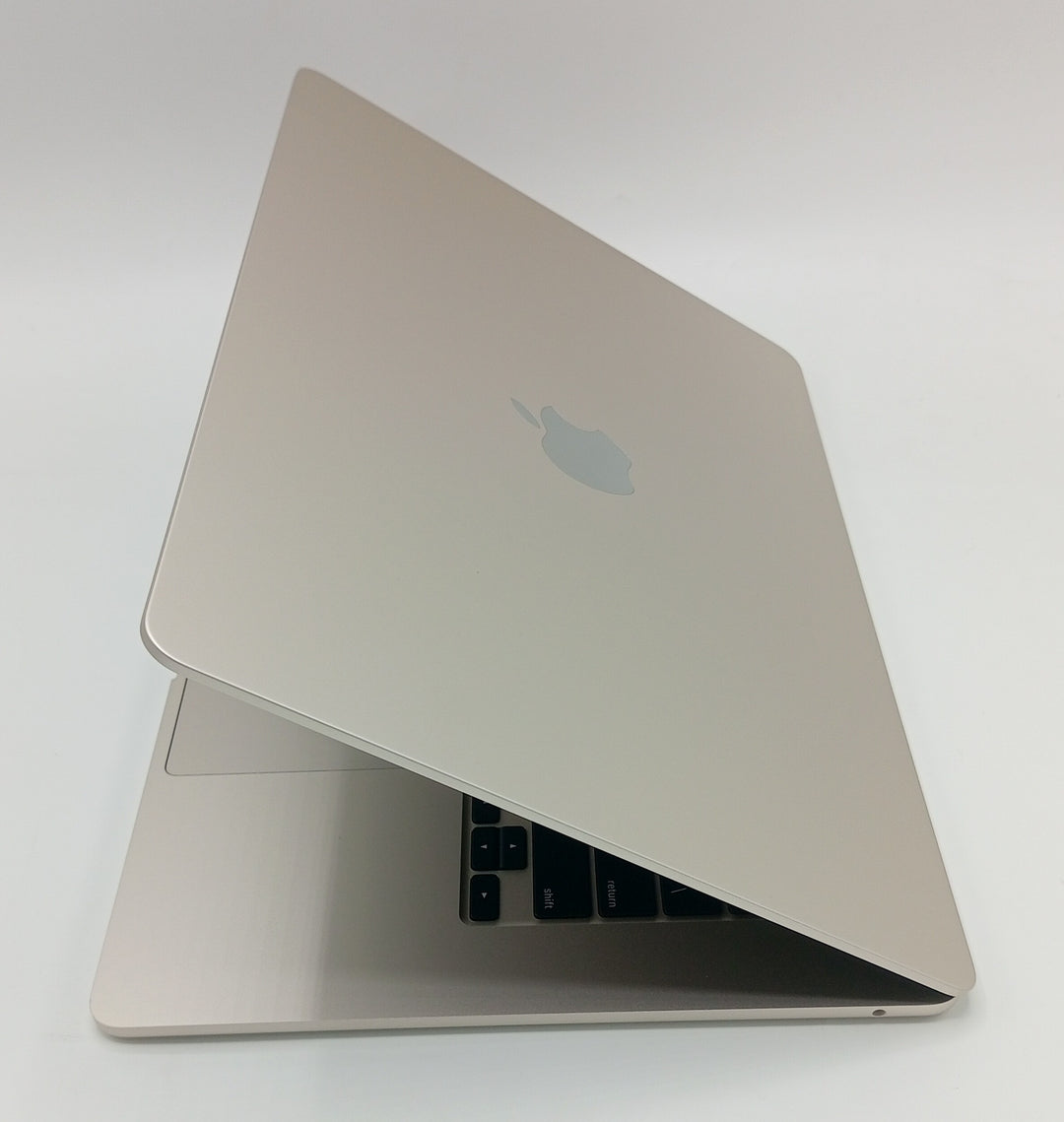 MacBook Air 2024 | 15 Inches | Apple M3 Chip | 16 GB Ram | 512 GB SSD | Starlight | 9 Cycles (Like New) | (Code - 252016)