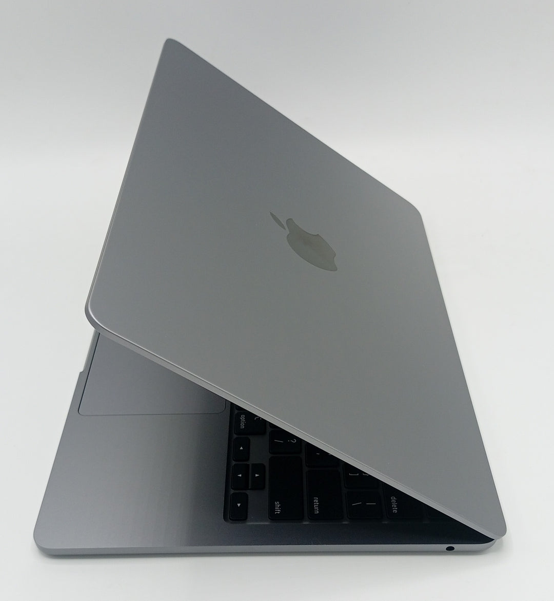 Macbook Air 2022 | 13 Inches | Apple M2 Chip | 16 GB Ram | 256 GB SSD | Space Gray | 9 Cycles (Like New) | Code (252010)