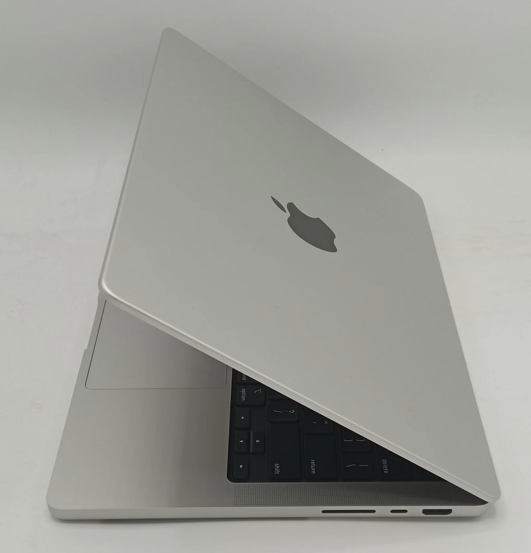 MacBook Pro 2023 | 14 Inches | Apple M3 Pro Chip | 18 GB Ram | 1 TB SSD | Silver | 28 Cycles | Code (252017)