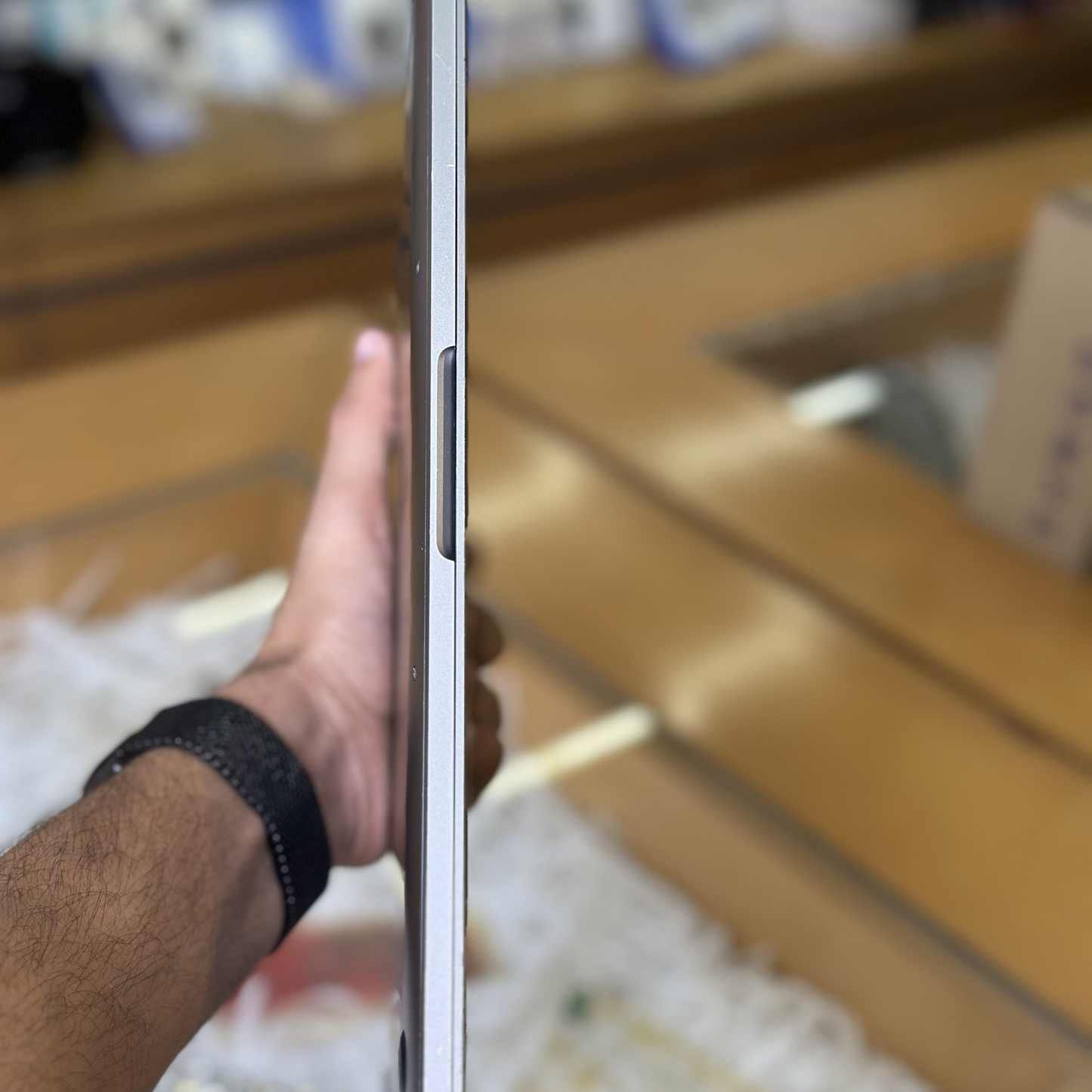 Used MacBook Pro 13-inch 2016 (Touch Bar) – 8GB / 256GB