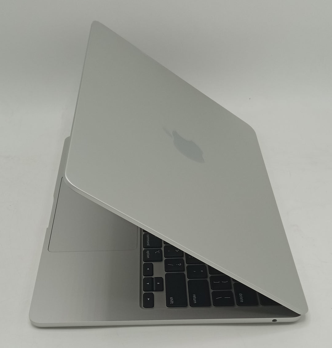 MacBook Air 2024 | 13 Inches | Apple M3 Chip | 16 GB Ram | 512 GB SSD | Silver | 8 Cycles (Like New) | (Code - 241991)