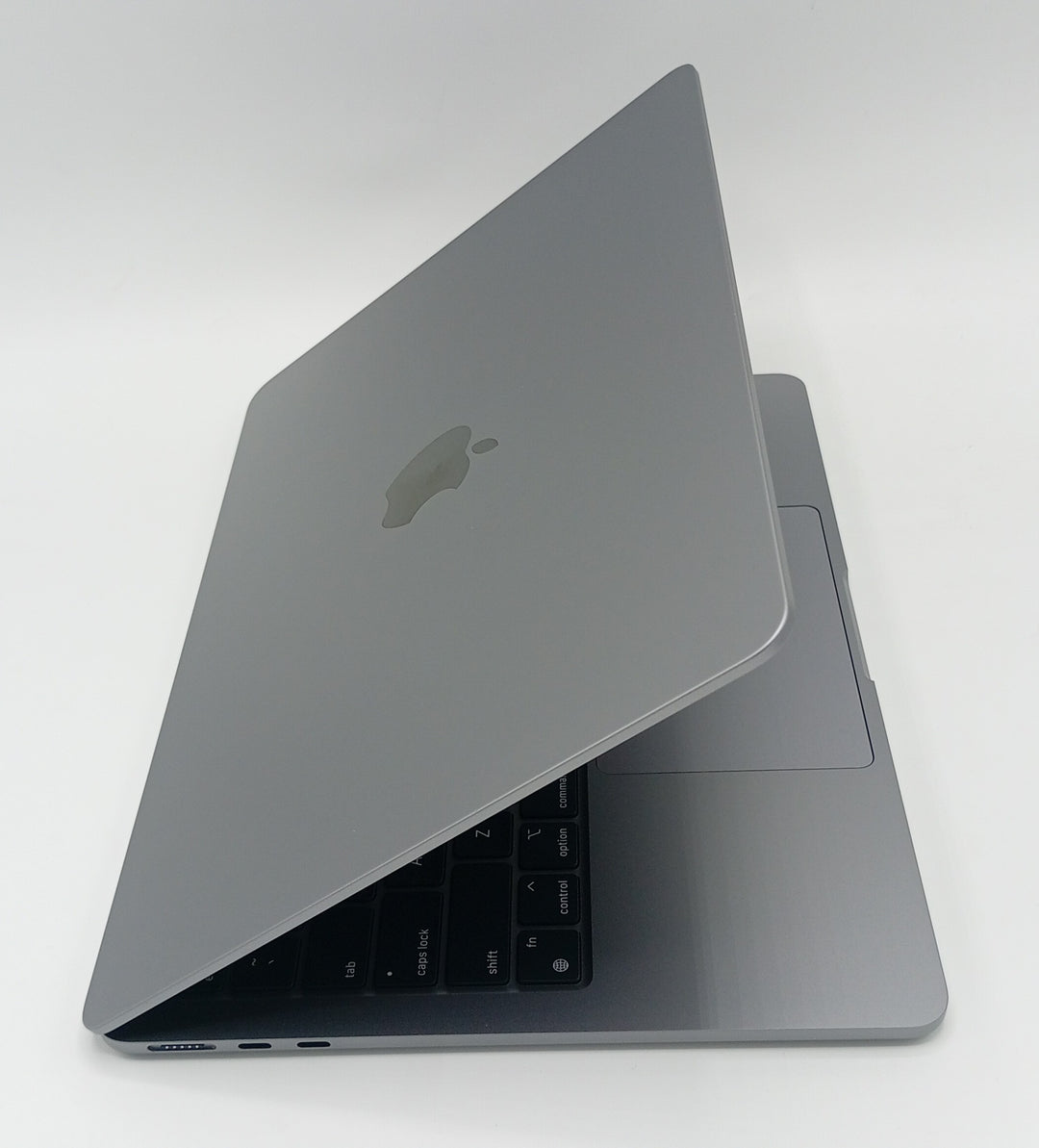 Macbook Air 2022 | 13 Inches | Apple M2 Chip | 16 GB Ram | 256 GB SSD | Space Gray | 9 Cycles (Like New) | Code (252010)