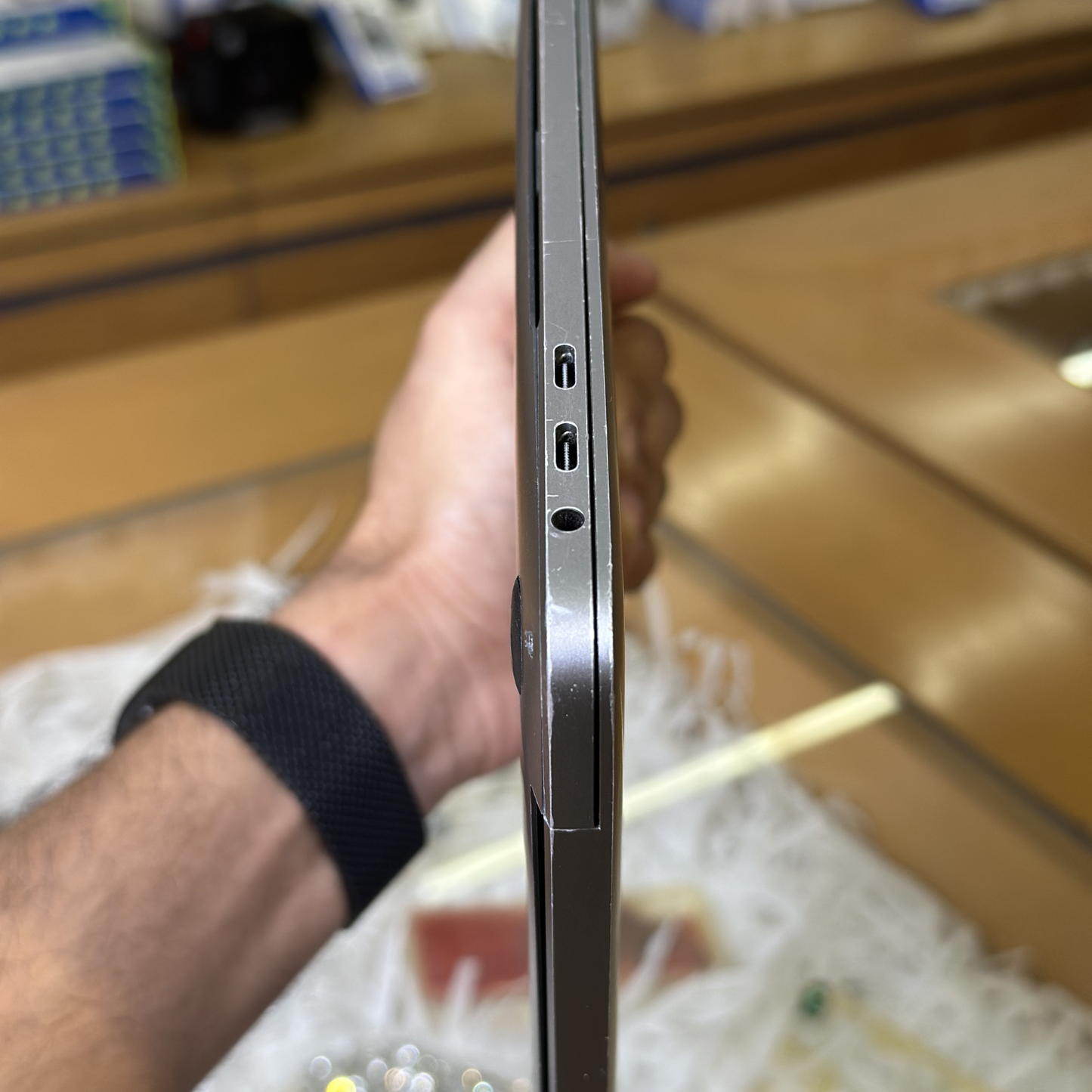 Used MacBook Pro 13-inch 2016 (Touch Bar) – 8GB / 256GB