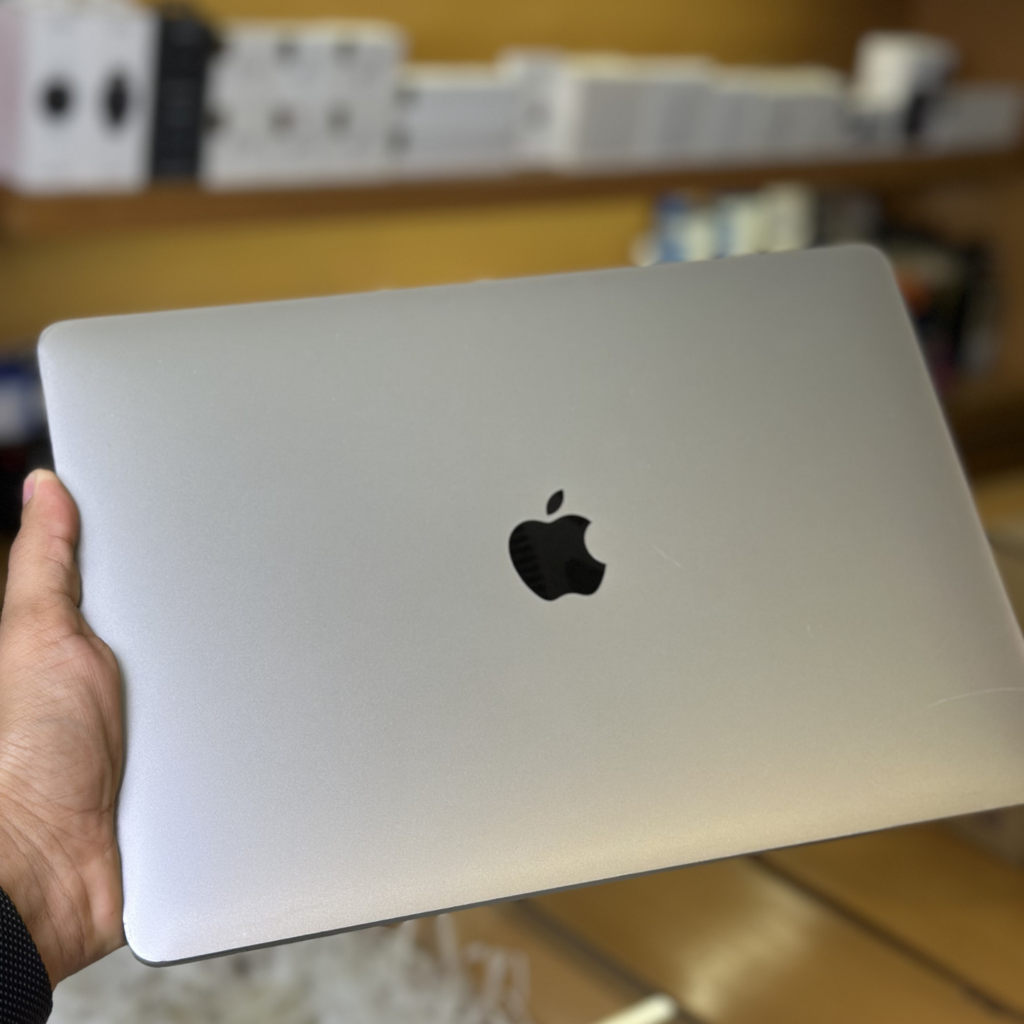 Used MacBook Pro 13-inch 2016 (Touch Bar) – 8GB / 256GB