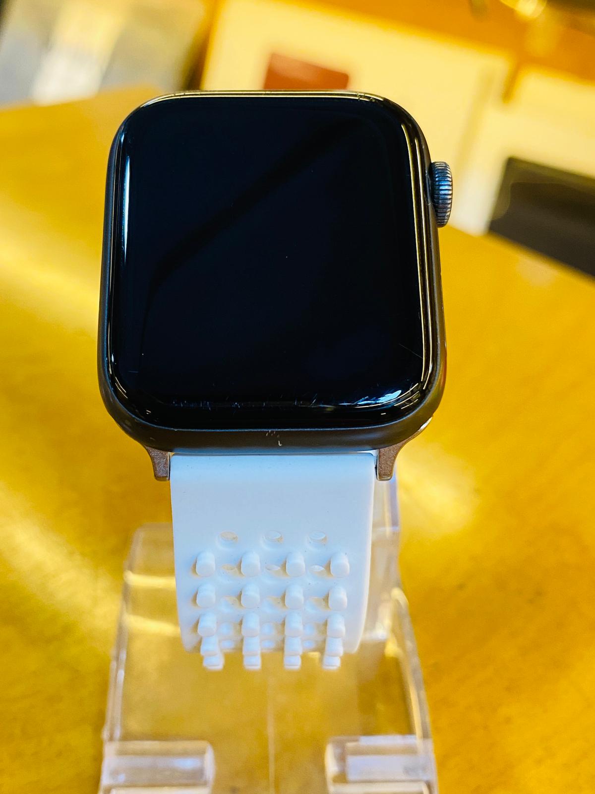 Apple Watch Series 4 Aluminium (Used) BH-85%